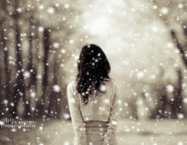 Женщина зимой со спины