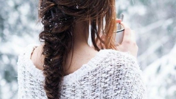 Девушка зимой сосписны