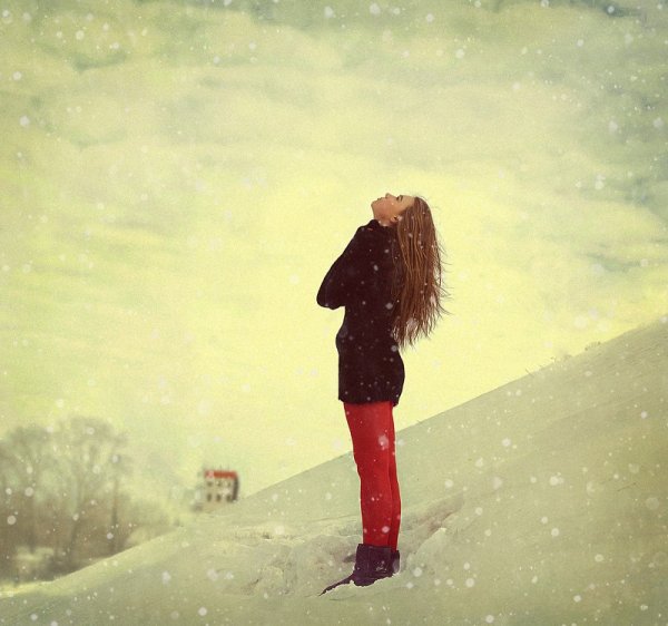 Девушка одна зимой