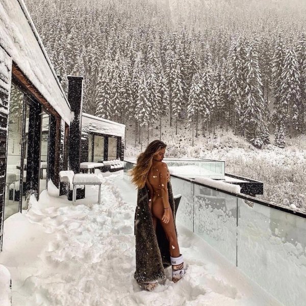 Девушка спиной зима и снег