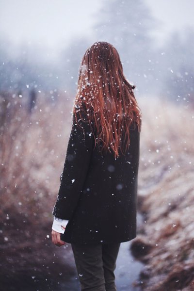 Девушка под снегом