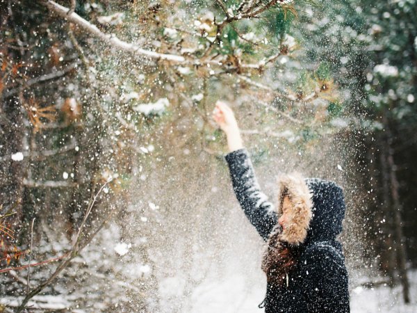 Девушка и первый снег