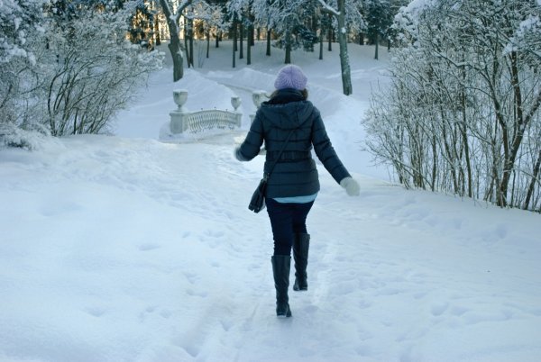 Девушка гуляет зимой