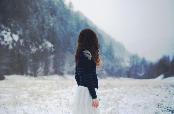 Снег девушка со спины
