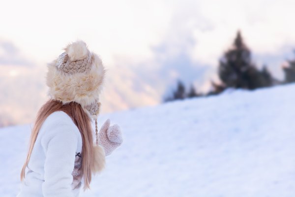 Скачать фото девушка зимой со спины на аву