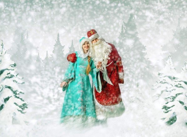 Дед Мороз и Снегурочка в новогоднем лесу