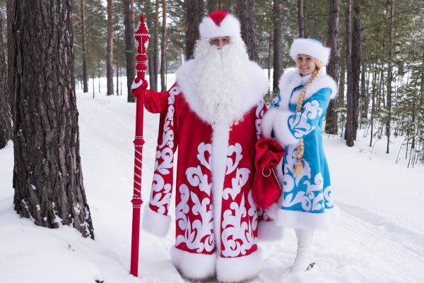 Скульптор из Ульяновской области слепил из снега трехметрового Деда Мороза