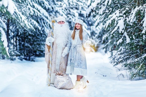 Дед Мороз и Снегурочка в лесу