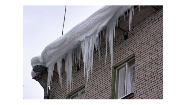 Сосульки на крышах домов