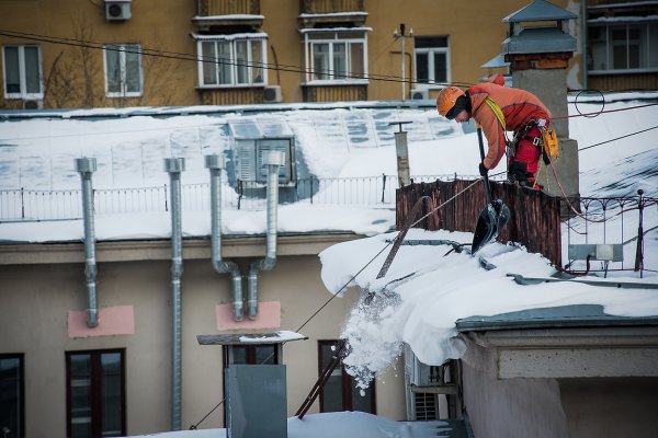 Уборка крыш от снега и наледи