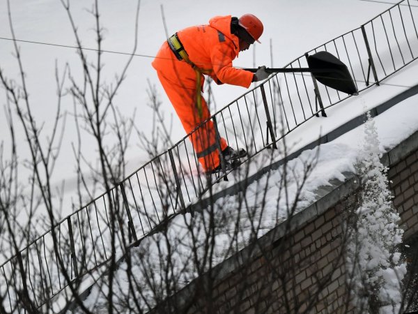 Сбрасывают снег с крыши