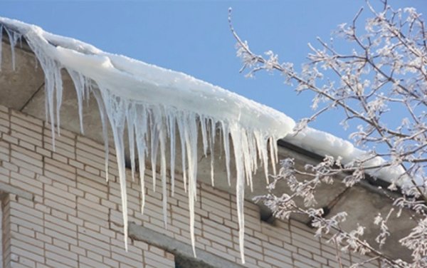 Сосульки на кровля зданий