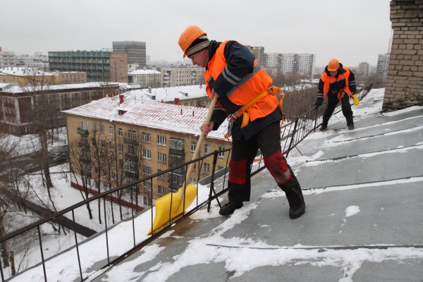 Уборка снега с крыш зданий, домов