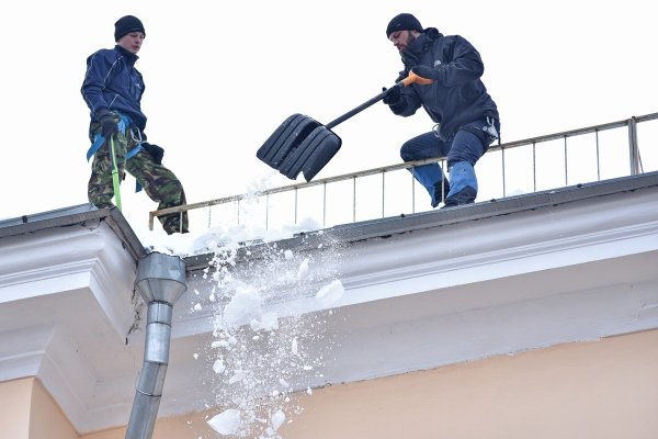 Сход наледи и снега с крыш