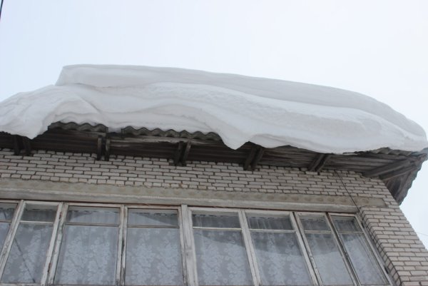 Сход снега с крыши