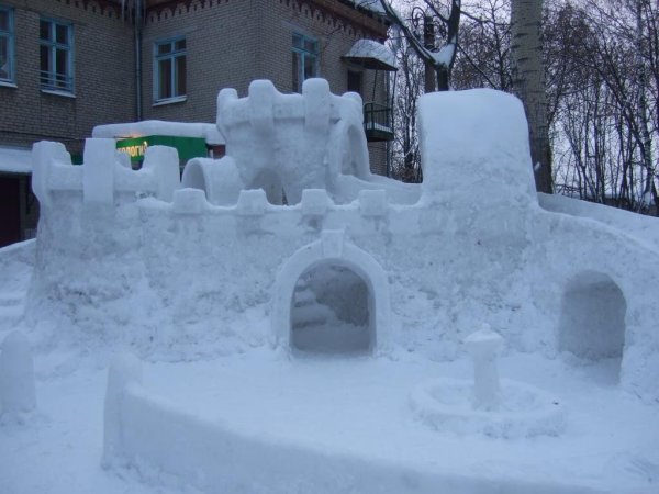 Крепость из снега в детском саду