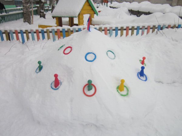 Зимние постройки на участке детского сада