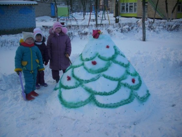 Постройки из снега в детском саду