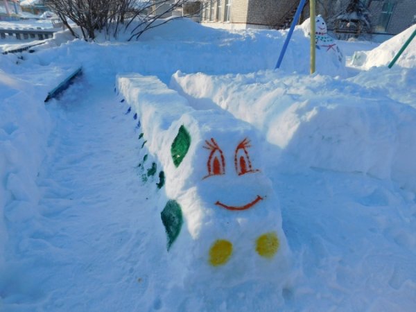 Украшение участка в детском саду зимой