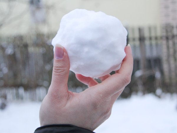 Снежки из снега