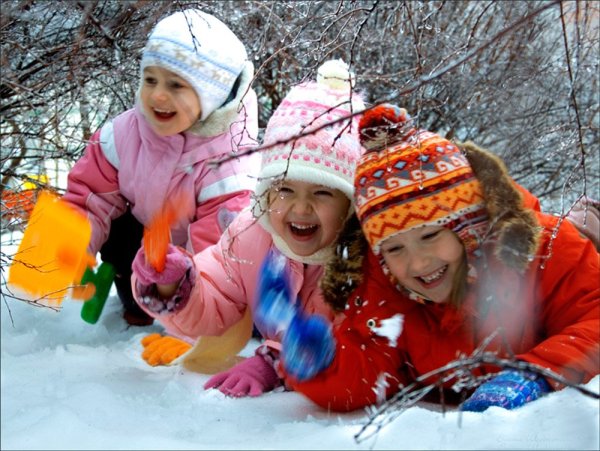 Дети радуются снегу