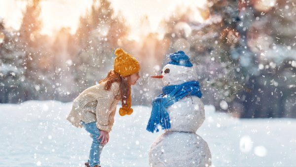 Дети радуются снегу