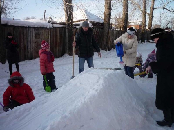 Строим горку из снега