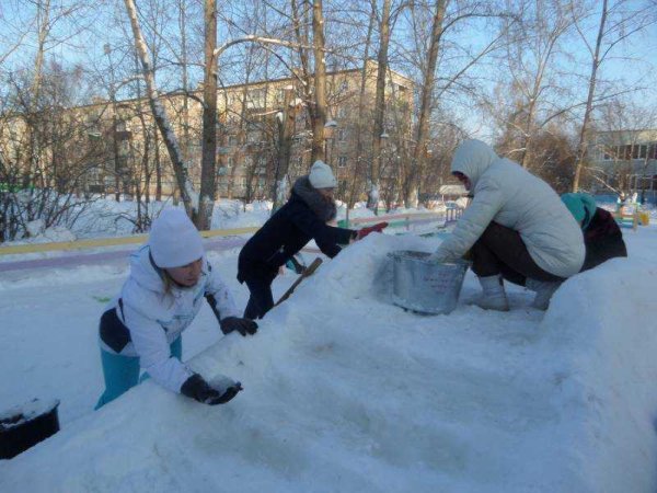Горка в огороде из снега