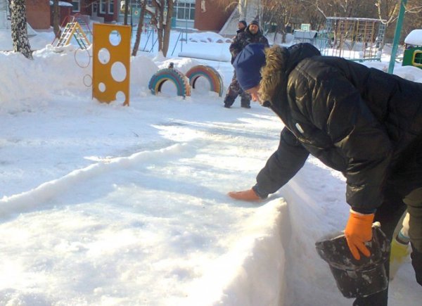 Заливаем горку из снега