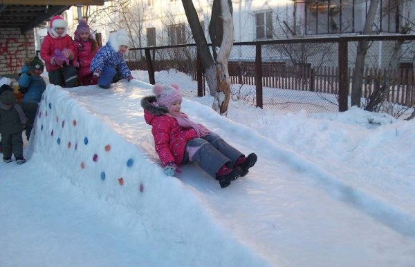 Ледяная горка во дворе