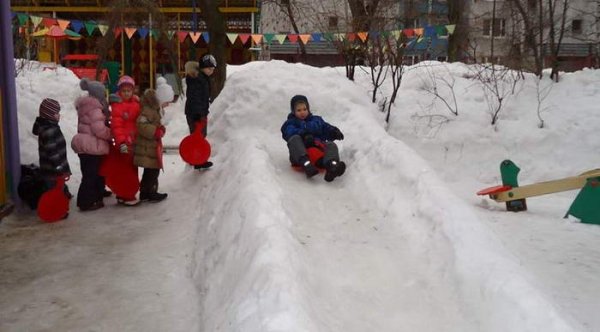 Горка на участке детского сада