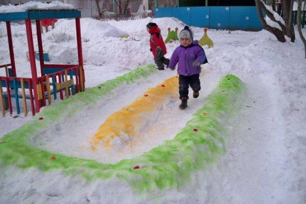 Лабиринт из снега в детском саду