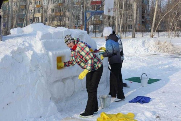Фигуры из снега во дворе