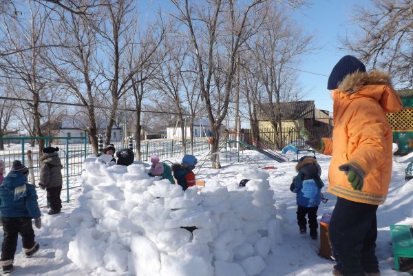 Крепость из снега на территории детского сада