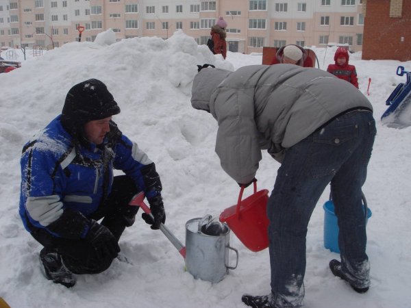 Горки во дворе из снега