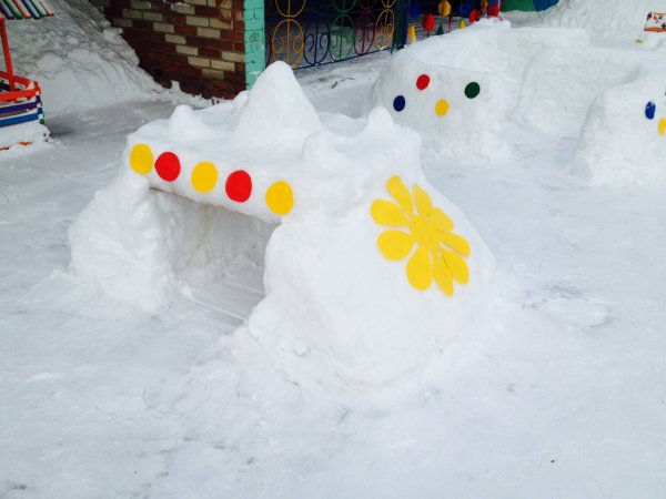 Снежные постройки в детском саду на участке