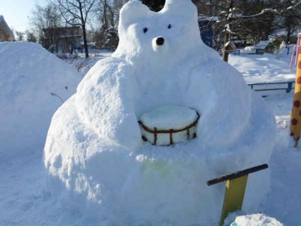 Снежные фигуры в саду