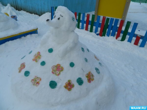 Постройки из снега на участке детского по сказкам