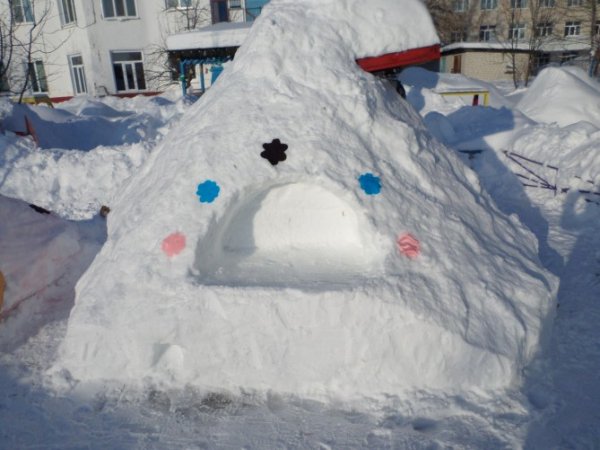 Постройки из снега в детском саду