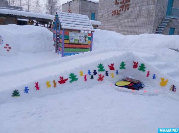 Украшение горки в детском саду