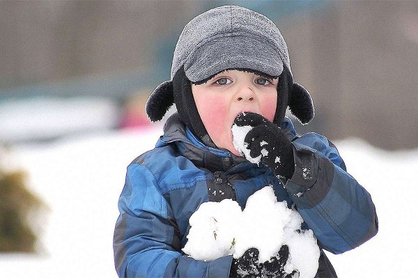 Девочка ест снег