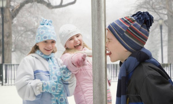 Дети зимой сосульки