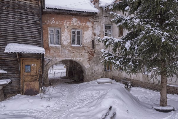 Старый двор зимой