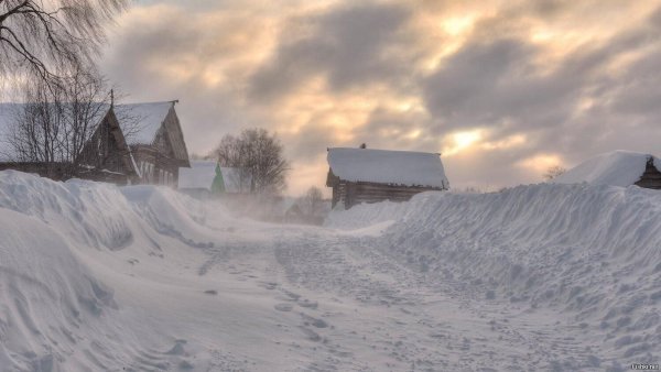Сугробы в деревне