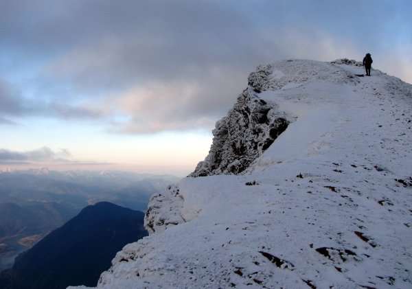 Обрыв снежной горы