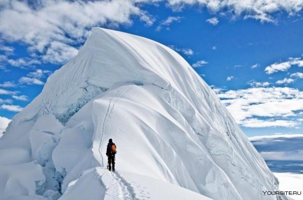 Человек на вершине снежной горы