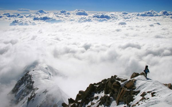 Вид с вершины снежной горы