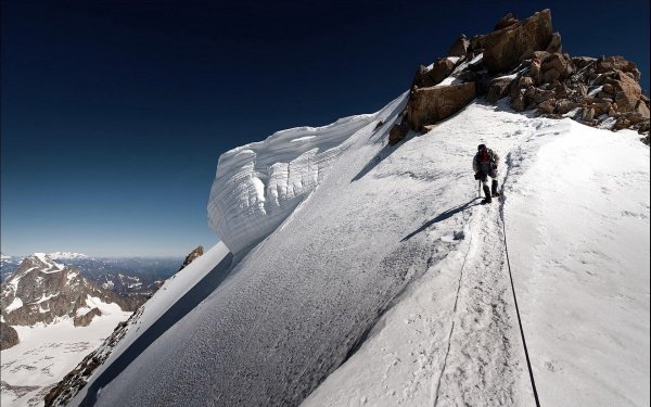 Тропа в снежных горах