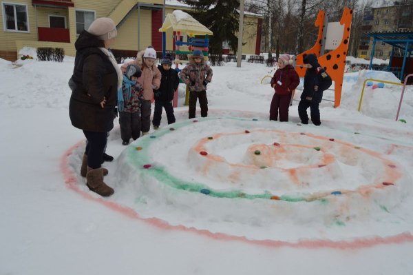 Постройки из снега в детском саду
