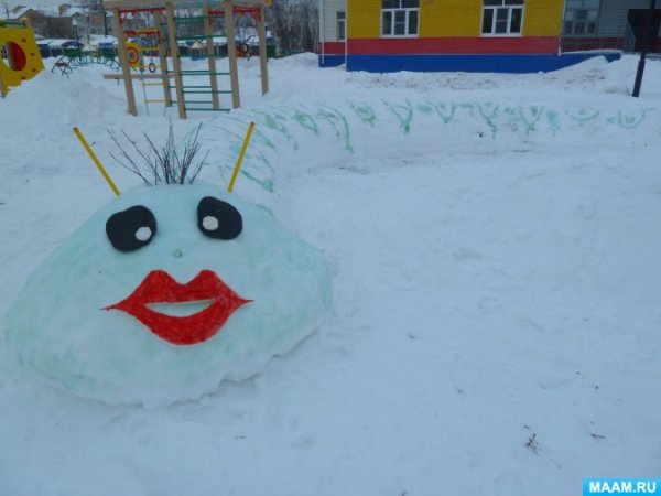 Детский участок в детском саду зимой